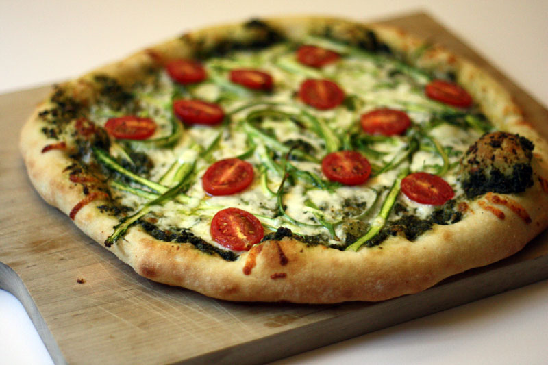 pesto pizza with asparagus