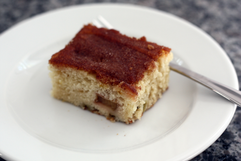 rhubarb cake slice